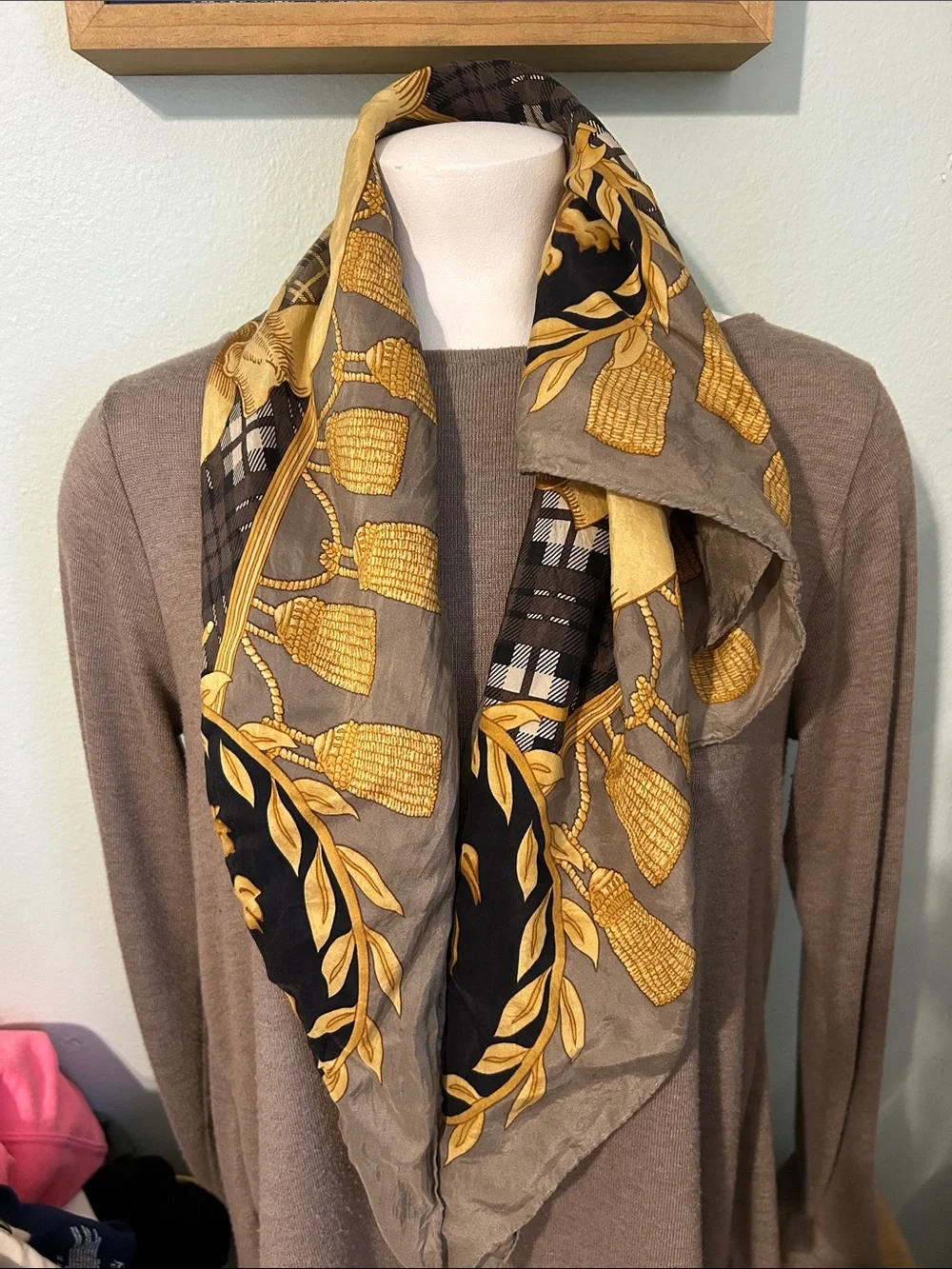 Express scarf Gold Lion, tassels and Black Crest